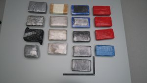 Laukusta purettuja kokaiiniharkkoja.