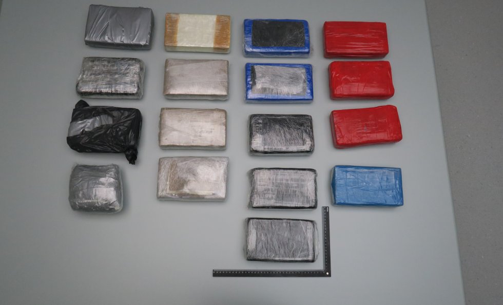 Laukusta purettuja kokaiiniharkkoja.