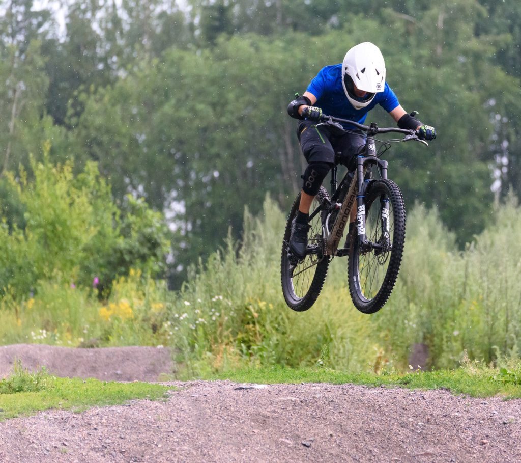 Pyörällä yli esteiden. Kuva: Esa Lehto