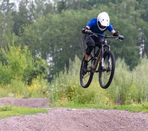 Pyörällä yli esteiden. Kuva: Esa Lehto