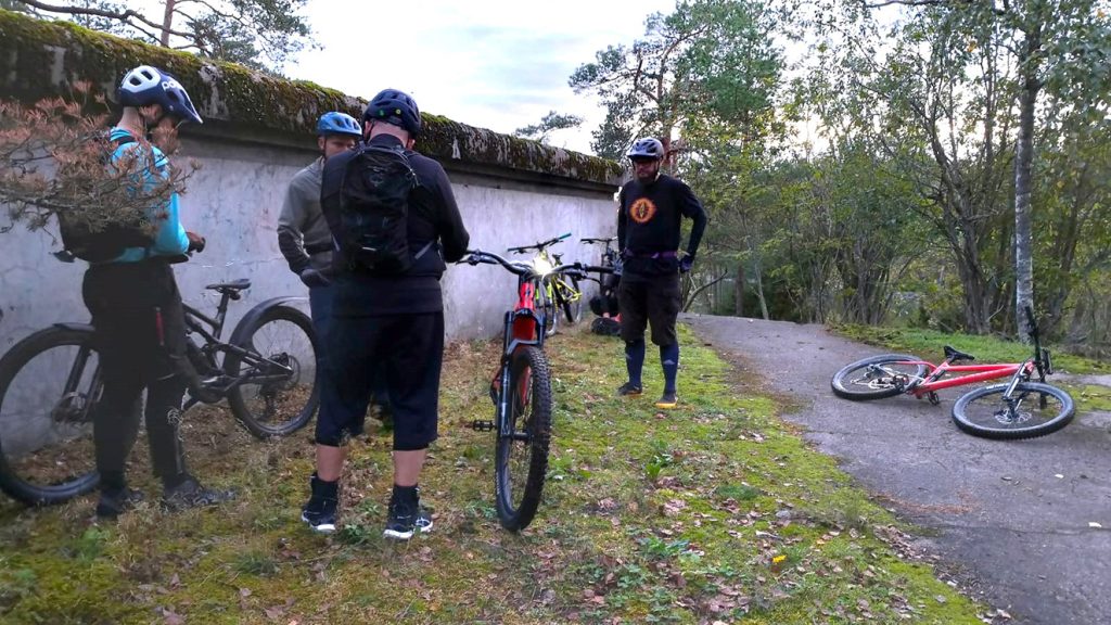 Itä-Helsingin maastopyöräilijöiden lenkkitauko Uutelassa.