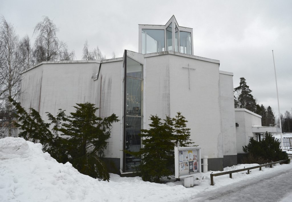 Entinen Merirasti-kappeli sijaitsee Meri-Rastilan torin laidalla.