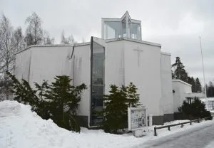 Entinen Merirasti-kappeli sijaitsee Meri-Rastilan torin laidalla.