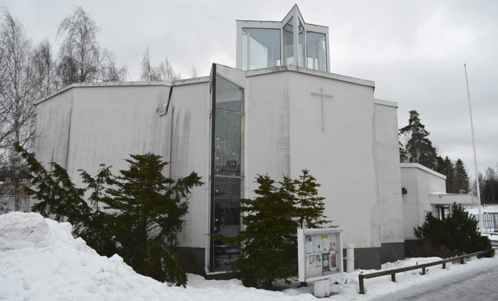 Entinen Merirasti-kappeli sijaitsee Meri-Rastilan torin laidalla.