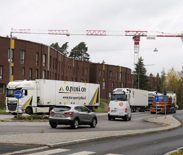 Rekkajonot soljuivat Kallvikintiellä ja Niinisaarentiellä lähes katkeamattomina jonoina iltapäivällä 8.10.