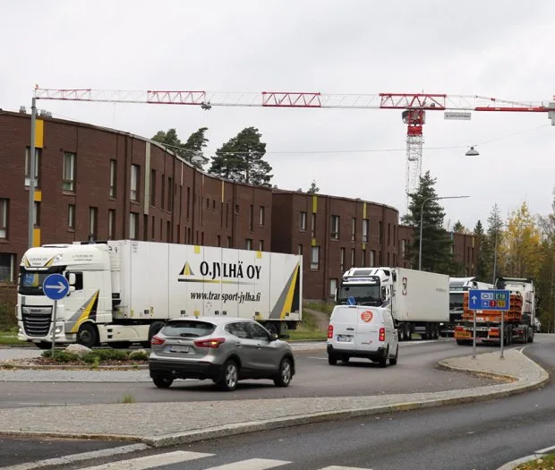 Rekkajonot soljuivat Kallvikintiellä ja Niinisaarentiellä lähes katkeamattomina jonoina iltapäivällä 8.10.