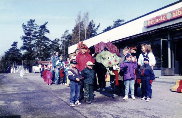 Lasten kulkue vanhan kirjaston edessä Ulappasaarentiellä.
