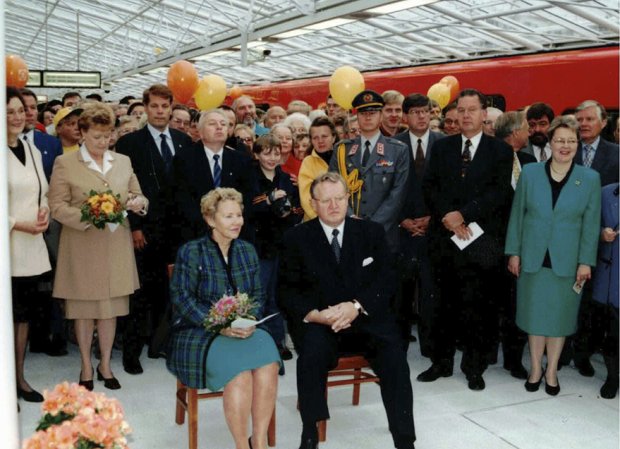 Presidentti Martti Ahtisaari oli vihkimässä puolisonsa Eeva Ahtisaaren kanssa Vuosaaren metroa käyttöön 31.8.1998. Samalla hän tutustui myös Kauppakeskus Columbukseen ja Palvelukeskus Albatrossiin.