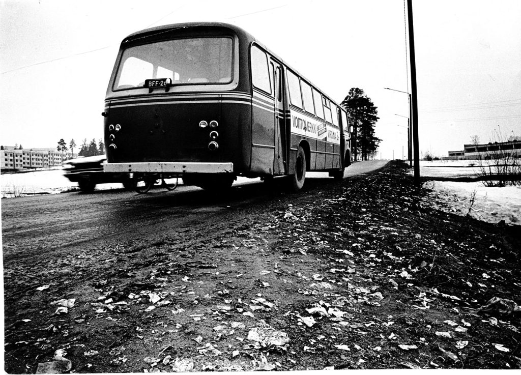 Vuosaaren tiet olivat 1960-luvun puolivälissä huonokuntoisia. Kuvassa bussi päällystämättömällä Porslahdentiellä.