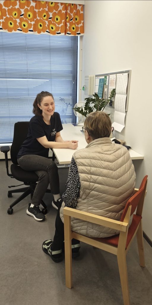 Irja keskustelemassa sairaanhoitaja Xhyljeta Dedollin kanssa, joka hoitaa yhteydenpidon Vuosaaren terveysaseman kanssa. 