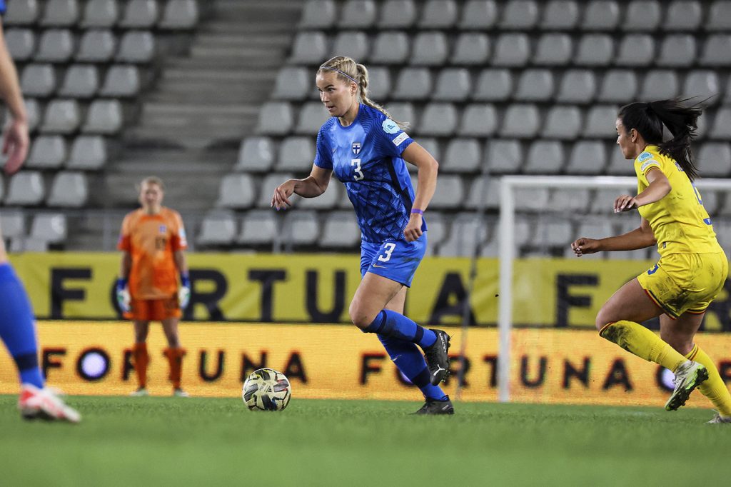 Eva Nyström kuljettaa palloa maajoukkueen pelissä. Kuva: Jyri Sulander / SPL