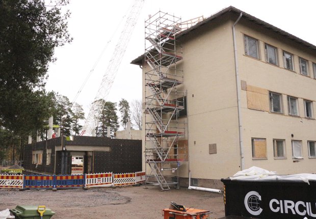 Heteniityntien koulurakennuksen remontti ja laajennus on käynnissä.