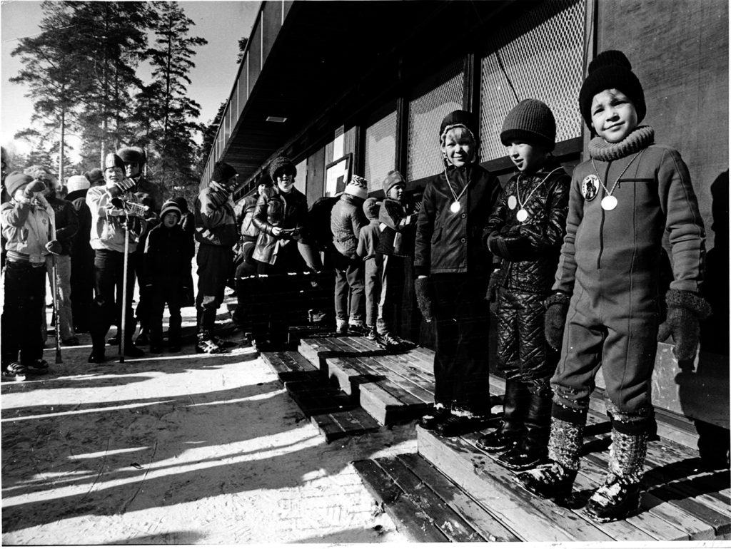 Hiihtokisan palkintojenjako Heteniityn urheilukentällä.