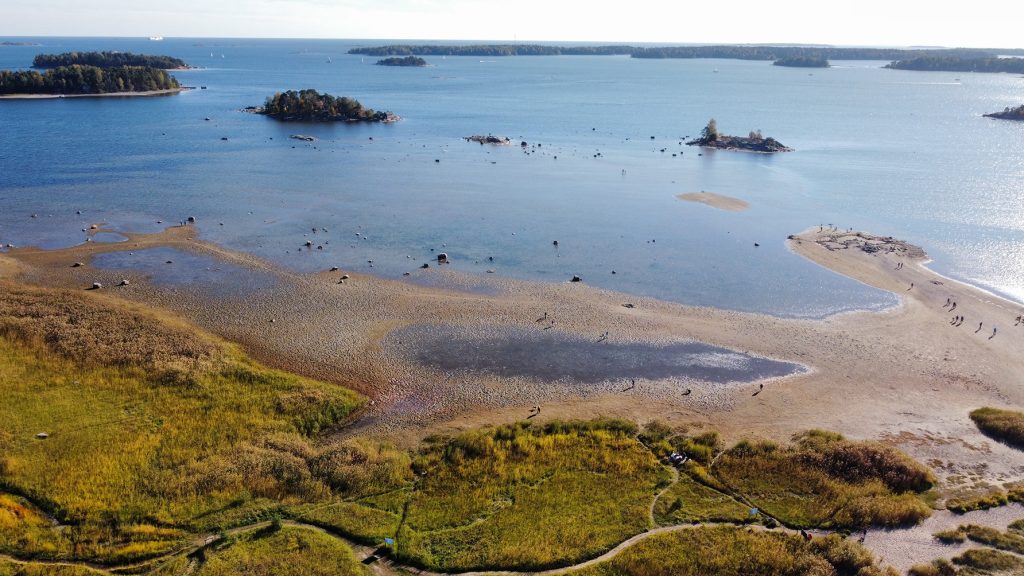 Uuden luonnonsuojelualueohjelman mukaisesti 10 % Helsingin maa- ja merialueista tullaan rauhoittamaan luonnonsuojelualueiksi. Vuosaaren Kallahdenniemen ympäristö näyttää suuntaa merialueiden rauhoittamiselle Helsingissä. Kuva: Antti Honkanen