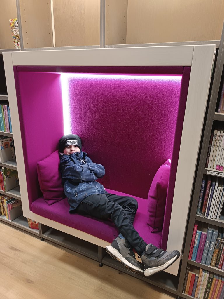 Lastenosastolle on tullut uusia "leijuvia" sohvia.