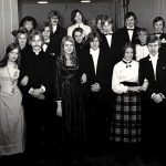 Vuosaaren yhteiskoulun ensimmäisten vanhojen tanssien tanssijat Koukkusaarentien koulurakennuksen käytävällä vuonna 1969.