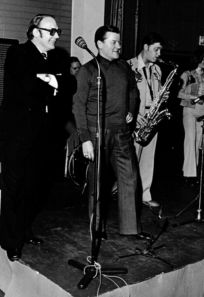 Vuosaarelainen Keijo Liinamaa toimi virkamieshallituksen pääministerinä vuonna 1975. Liinamaan mukaan on nimetty puisto vanhassa Vuosaaressa. Kuvassa vuosaarelaiset Heikki Hietamies ja Keijo Liinamaa juontavat tansseja Vuosaaren yhteiskoululla. 