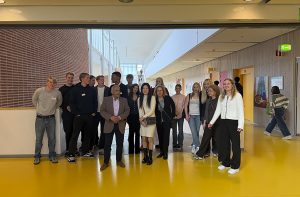 Tutustumassa Östra Gymnasietin opettajiin ja opiskelijoihin.