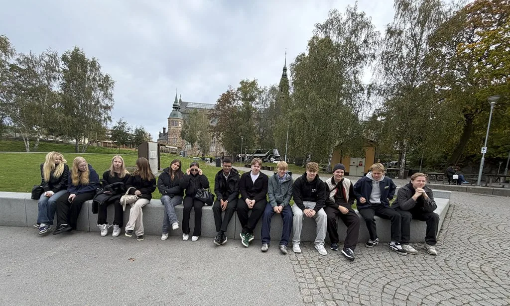 Opiskelijat Vasa-museon edustalla.