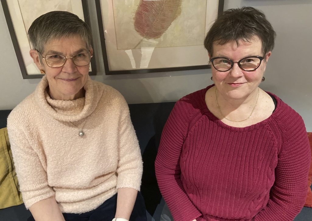 Työnohjaajat Marja Lindholm (vasemmalla) ja Auli Tynkkynen valmentavat keväällä eläkeikään ehtineiden vertaistukiryhmää.