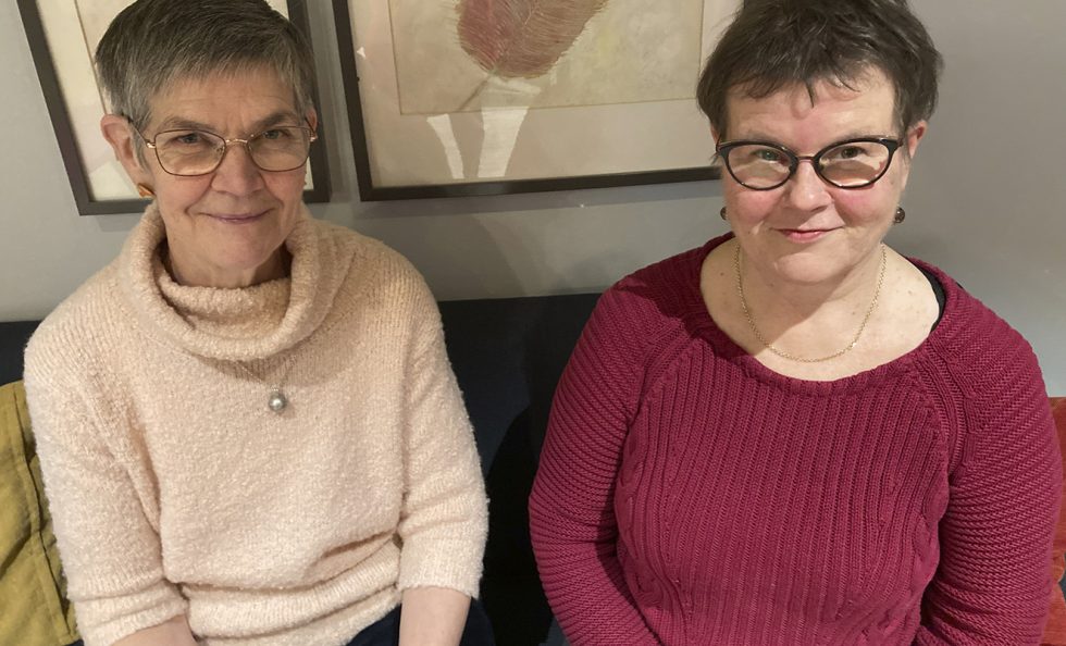 Työnohjaajat Marja Lindholm (vasemmalla) ja Auli Tynkkynen valmentavat keväällä eläkeikään ehtineiden vertaistukiryhmää.