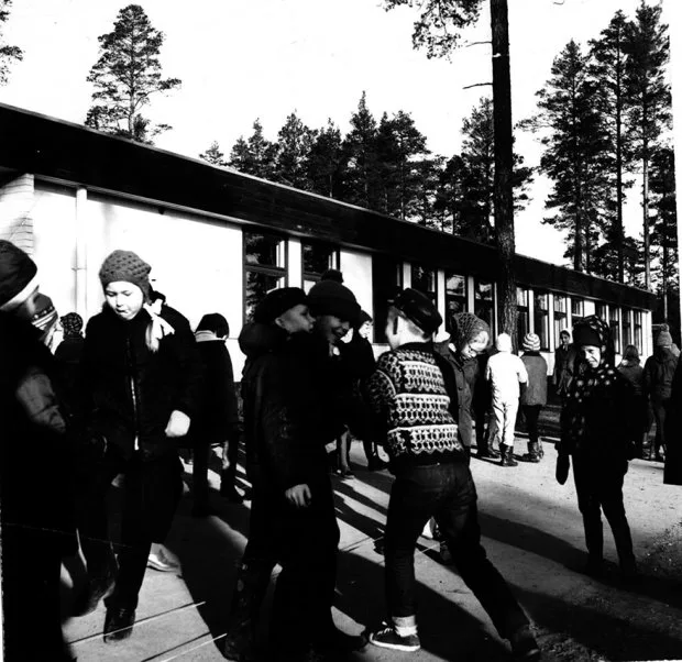 Oppikoulun pihalla Koukkusaarentiellä vuonna 1966.