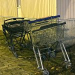 Ostoskärryt väärässä  paikassa