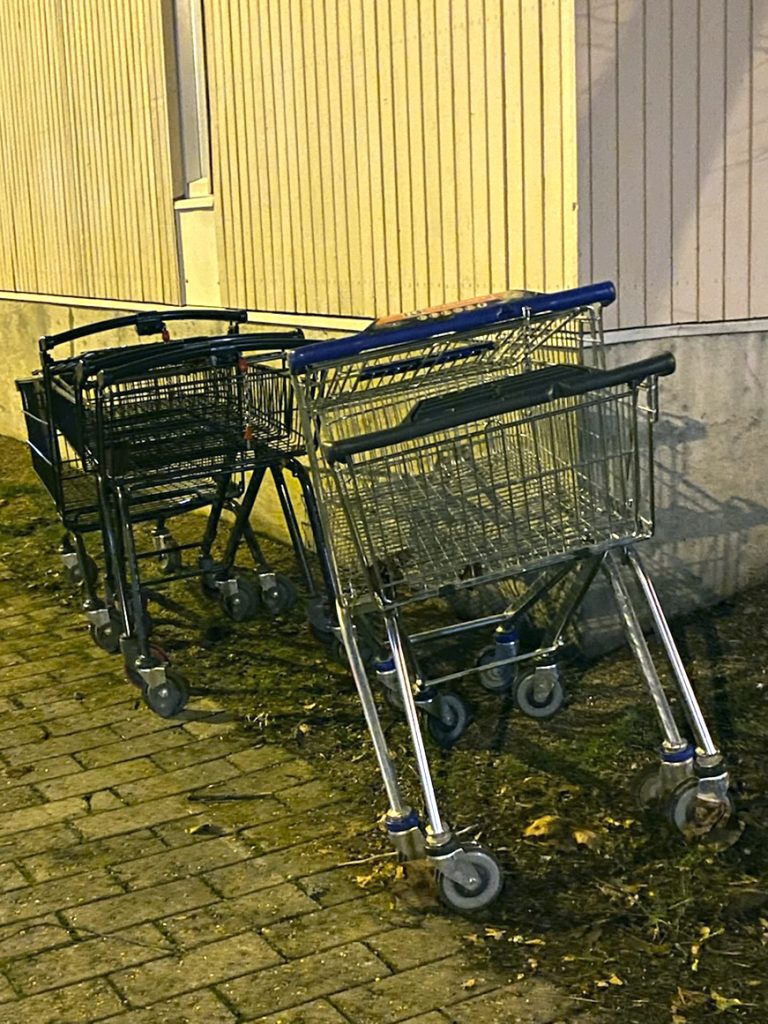 Kauppojen ostoskärryjen uusi keräyspaikka näyttää sijaitsevan Leikosaarenkujalla.        Kuvaterveisin Riitta