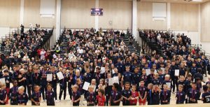 Vuosaaren lukion sali täyttyi viikkareista.