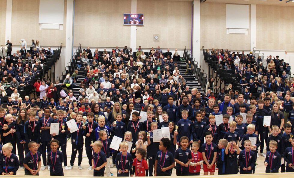 Vuosaaren lukion sali täyttyi viikkareista.