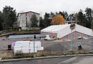 Väliaikaisen pelastusaseman rakentaminen on käynnissä Kauppakeskus Columbuksen vieressä Silttikujalla. Silttikuja on Tyynylaavantien, Porslahdentien ja Vuosaarentien välissä.