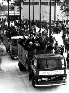 Taas on monta kuormallista abeja lähdössä koulun pihasta penkkariajelulle 1980-luvulla.