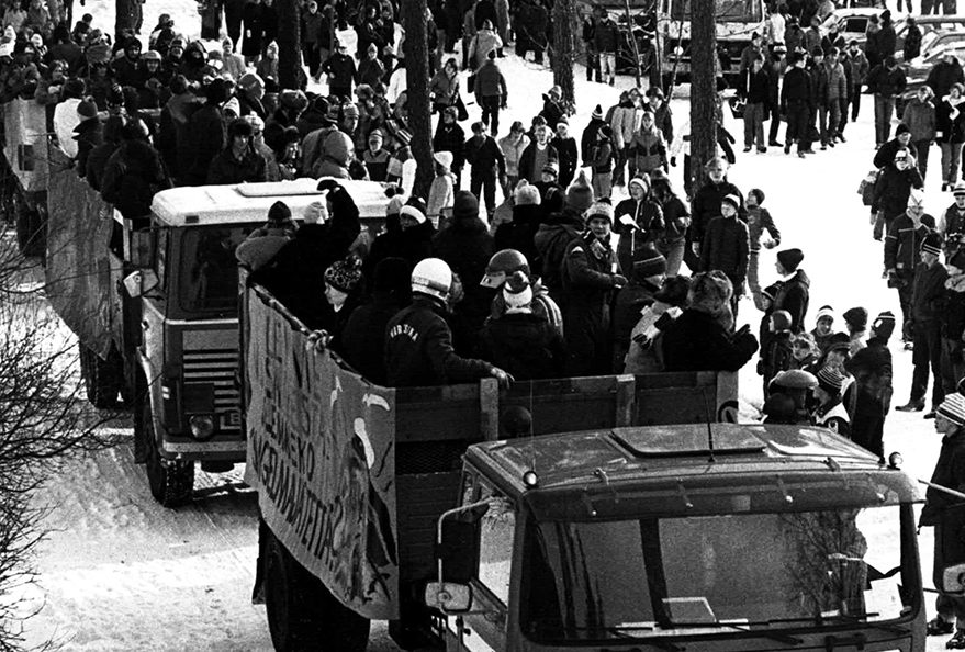 Taas on monta kuormallista abeja lähdössä koulun pihasta penkkariajelulle 1980-luvulla.