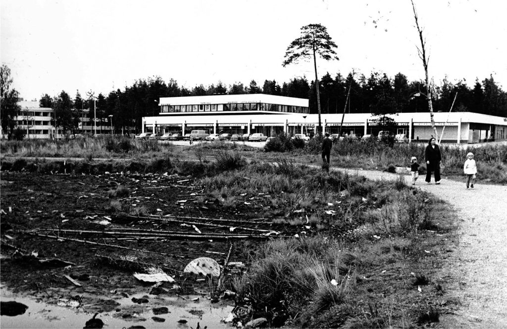 Vuonna 1965 valmistunut Pohjoinen ostoskeskus oli alueen vireä liikekeskus. Kangaslampi näytti tuolloin siivottomalta. Nyt ostaria suunnitellaan purettavaksi ja lampea puistoineen kunnostetaan.