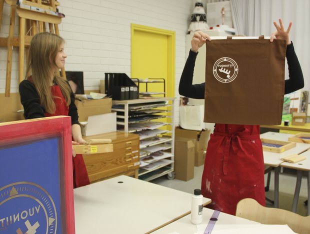 Pop up -päivään on valmistauduttu muun muassa koulun kangaskasseja myyntiin painamalla.