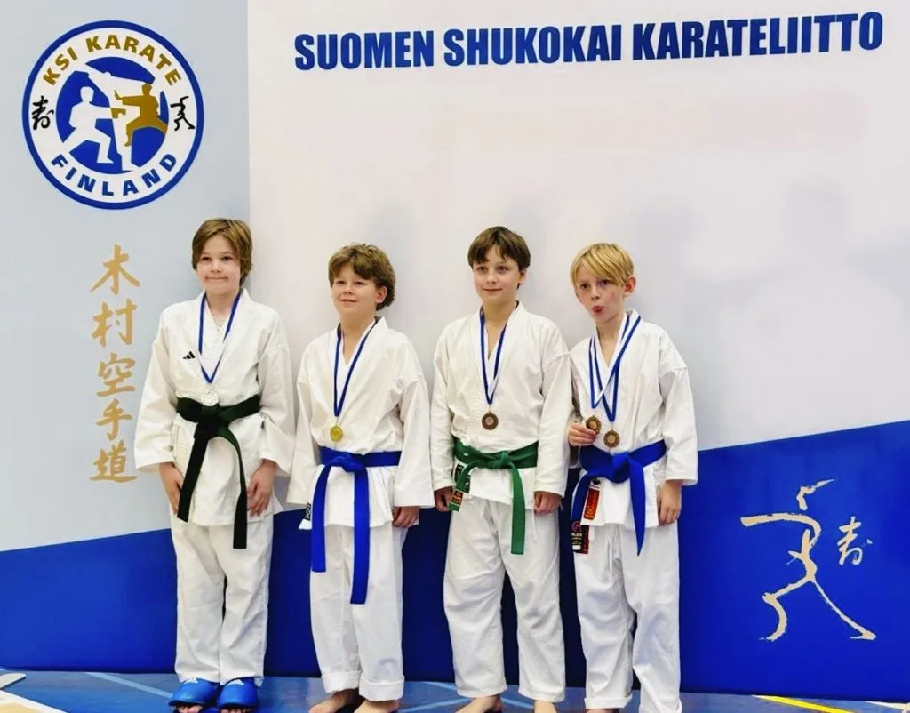 Kuvassa Helsingin mitalisteja nuorten 2014–2015 syntyneisen sarjasta. Toinen vasemmalta kultamitalisti Niklas Vuorenhela, oikealla puolella vieressä pronssia voittanut Aamos Rajala.