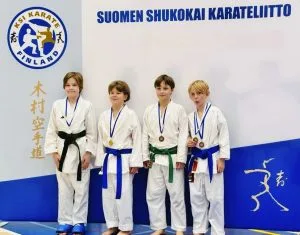 Kuvassa Helsingin mitalisteja nuorten 2014–2015 syntyneisen sarjasta. Toinen vasemmalta kultamitalisti Niklas Vuorenhela, oikealla puolella vieressä pronssia voittanut Aamos Rajala.
