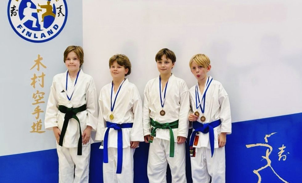 Kuvassa Helsingin mitalisteja nuorten 2014–2015 syntyneisen sarjasta. Toinen vasemmalta kultamitalisti Niklas Vuorenhela, oikealla puolella vieressä pronssia voittanut Aamos Rajala.