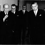 Pääministeri Johannes Virolainen (etuoikealla) tutustui 21.3.1966 Vuosaaren uuteen yhteiskouluun Vuosaaren rakentaja Martti Ilveskorven (etuvasemmalla) johdolla. Takavasemmalla koulun ensimmäinen rehtori Pertti Kunnamo ja taustajoukoissa myös muun muassa Jaakko Numminen, Kari Puusti ja Jouko Loikkanen. 