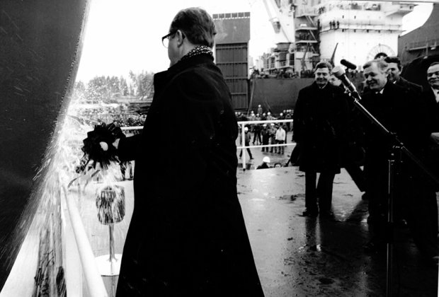 Pääministeri Kalevi Sorsa kastamassa neuvostoliittolaista laivaa Vuosaaren telakalla vuonna 1983.