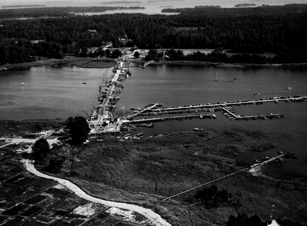 Vuosaaren silta valmistui kesällä 1966. Se lyhensi matkaa varsinkin keskustaan, sillä enää ei tarvinnut matkustaa Mellunmäen kautta. Kuva Puotilan puolelta siltatyömaalle kesällä 1965.