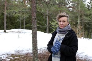Kirjailija ja valokuvaaja Hanna Weselius asuu Vuosaaren taiteilijatalossa. Kuva: Vuosaari-lehti