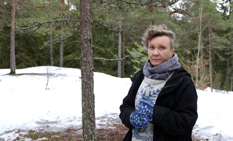 Kirjailija ja valokuvaaja Hanna Weselius asuu Vuosaaren taiteilijatalossa. Kuva: Vuosaari-lehti