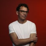 Anna minun rakastaa enemmän -uutuuselokuva saa menestyskirjailija Juha Itkosen palaamaan Vuosaareen