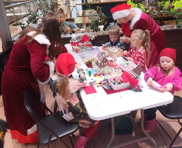 Lauantaille 29.11. osui Vuosaaressa useampikin lapsille suunnattu tapahtuma. Kauppakeskus Columbuksen perinteinen joulunavaus keräsi kauppakeskukseen runsaasti lapsia ja lapsiperheitä erilaisten esitysten, näytösten ja puuhailun pariin.            	           Kuva: E. H.                                   