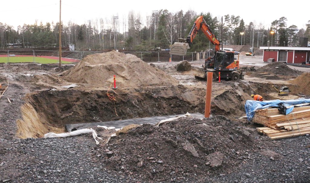 Heteniityntien ympäristön liikunta-alueilla, ulkoilureiteillä ja parkkialueella on meneillään massiivinen kunnostusurakka. Kuva on otettu loppuvuodesta 2025 pohjoisosan paikoitusalueelta.