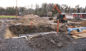 Heteniityntien ympäristön liikunta-alueilla, ulkoilureiteillä ja parkkialueella on meneillään massiivinen kunnostusurakka. Kuva on otettu loppuvuodesta 2025 pohjoisosan paikoitusalueelta.