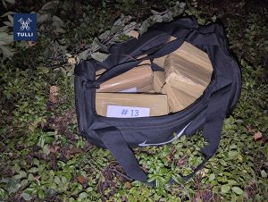 Tullin takavarikkoon saamaa kokaiinia urheilukassissa. Kuva: Tulli