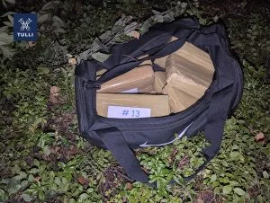Tullin takavarikkoon saamaa kokaiinia urheilukassissa. Kuva: Tulli