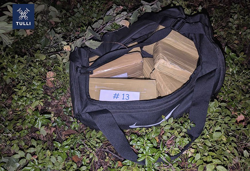 Tullin takavarikkoon saamaa kokaiinia urheilukassissa. Kuva: Tulli